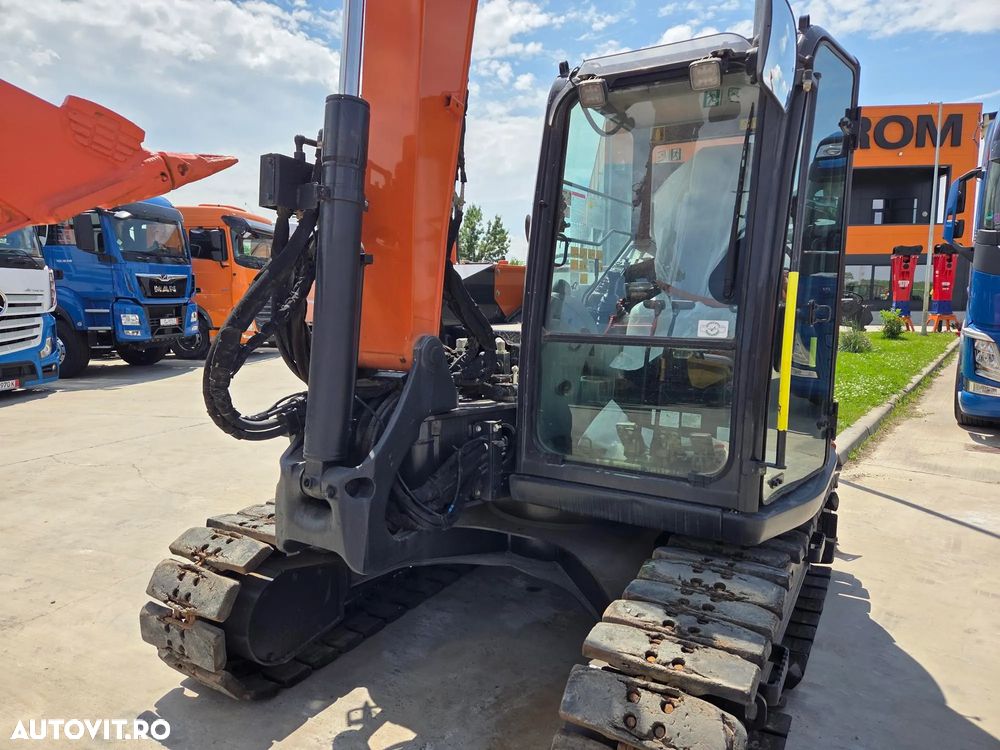 Hitachi ZX85-6, 2022, 2.491h, Masa operationala 8,6t, cupla rapida HIDRAULICA+3 CUPE NOI, senile paduri cauciuc, inst picon si inst rotire pe brate, ad sapare 5m, ridica 3,8t, aer cond, LAMA, STARE FOARTE BUNA, posibil leasing 4 ani-PROMOTIE 62.900 EUR+Tva - 25