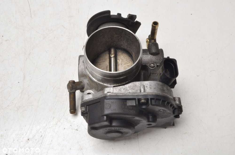 VOLKSWAGEN BORA 2.0i PRZEPUSTNICA 06A133066E - 3