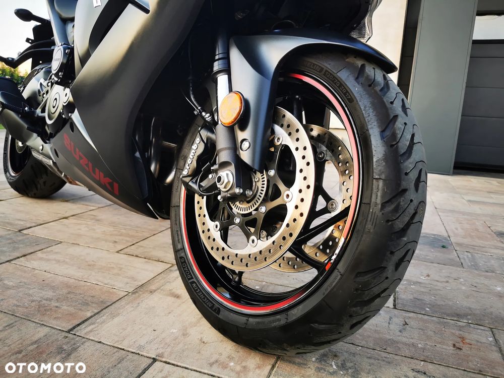 Suzuki GSX - 24