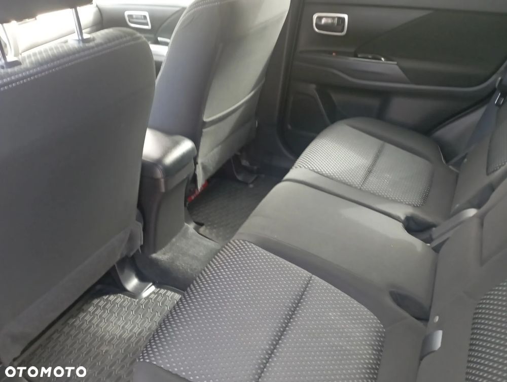 Mitsubishi Outlander 2.0 Invite + 2WD - 5