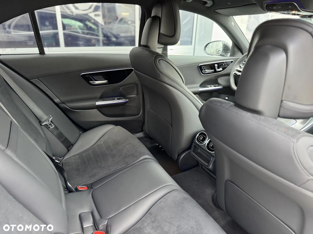 Mercedes-Benz Klasa C 180 9G-TRONIC AMG Line Advanced - 18