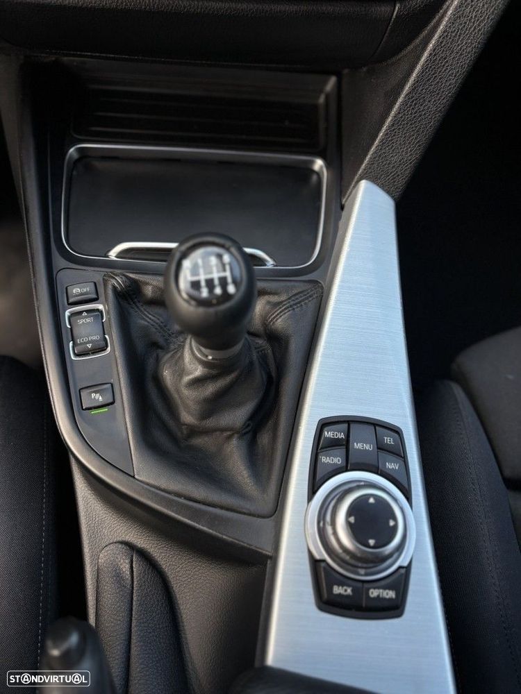 BMW 318 d Pack M - 14