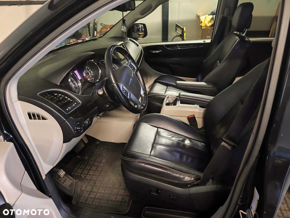 Chrysler Town & Country - 7