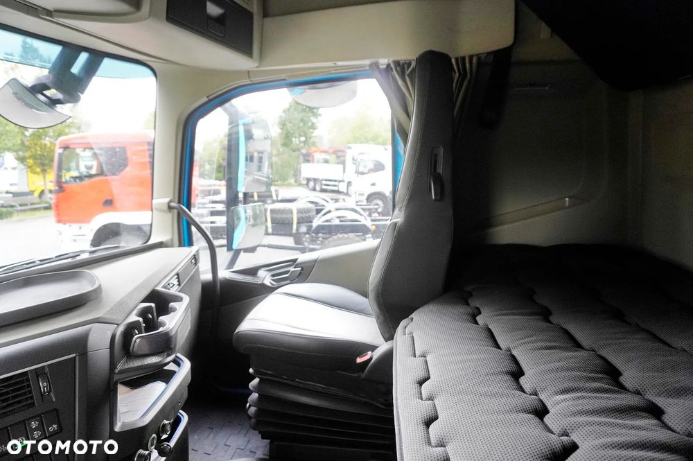 Volvo FH 500 6x2 / 299 tys. km / 2024 / BDF / oś skrętna / ADR / 3 szt._262130 - 17
