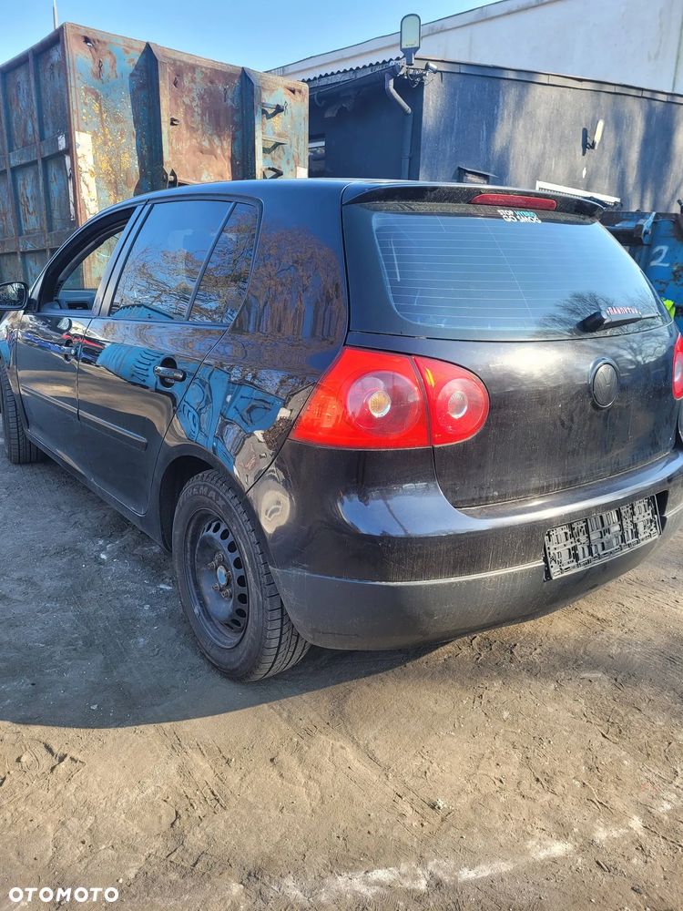 Części- Posiadamy na sprzedaż części z pojazdu:   Volkswagen golf Pojemność: 1595  Moc: 75kW  Rok: 2005  Benzyna kod lakieru LC9Z - 5