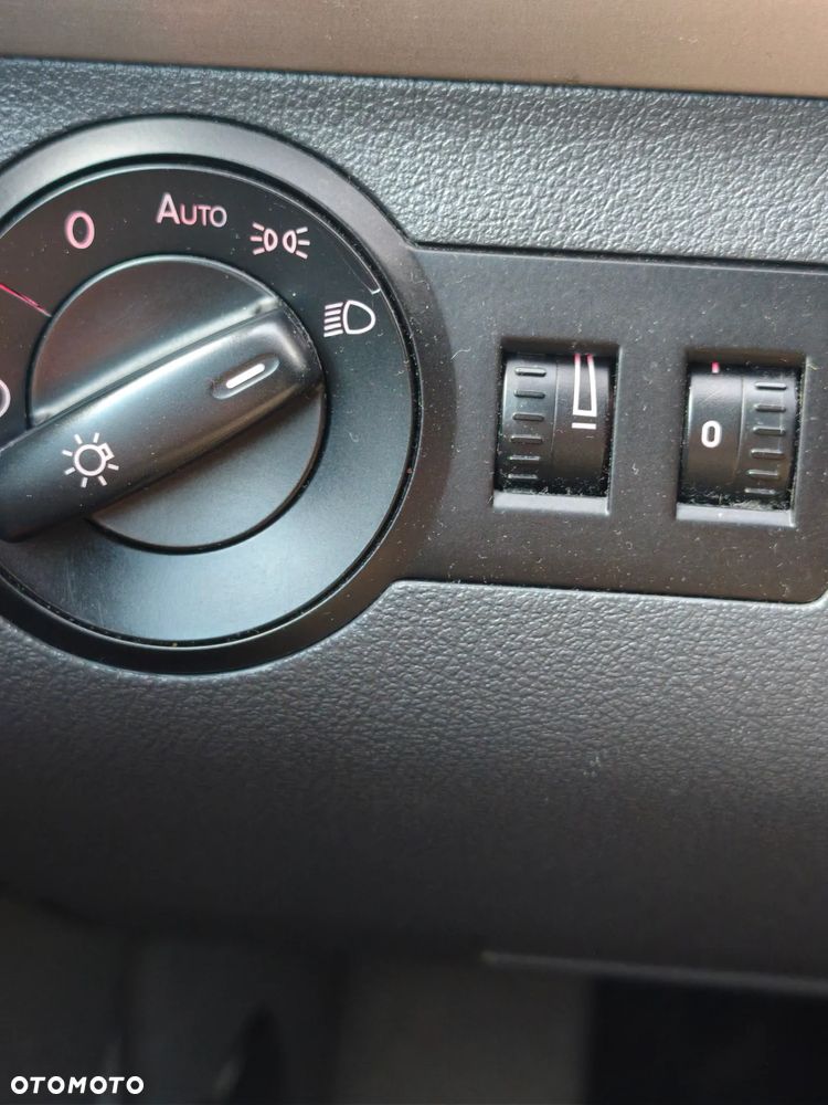 Volkswagen Touran 2.0 TDI DPF DSG Cross - 24