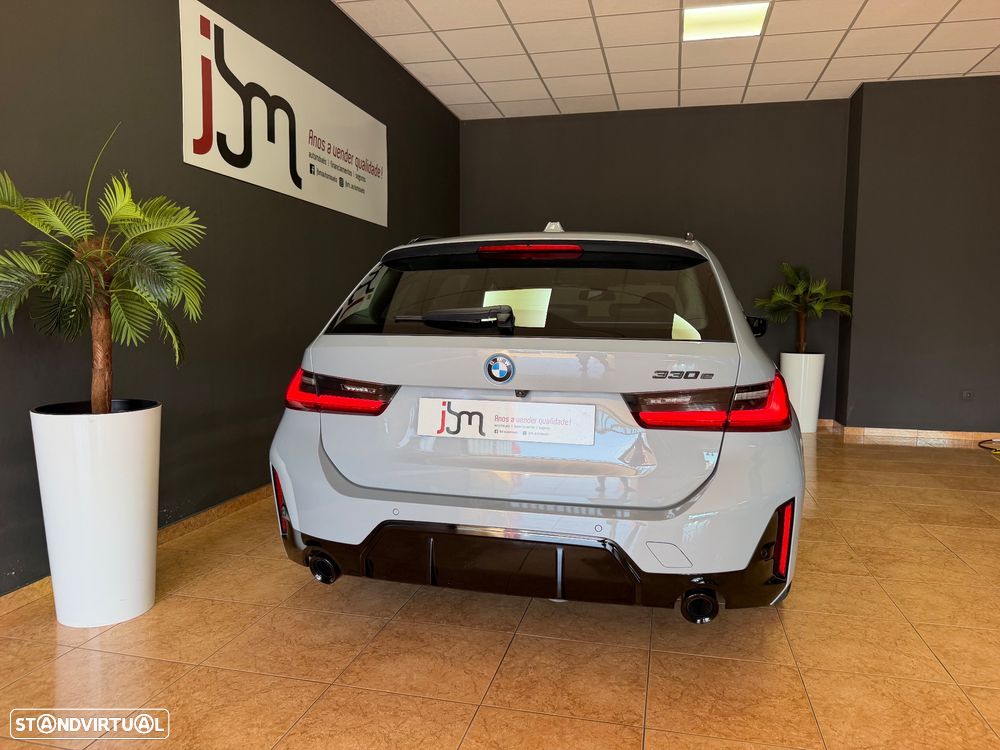 BMW 330 e Pack Desportivo M Pro Auto - 25