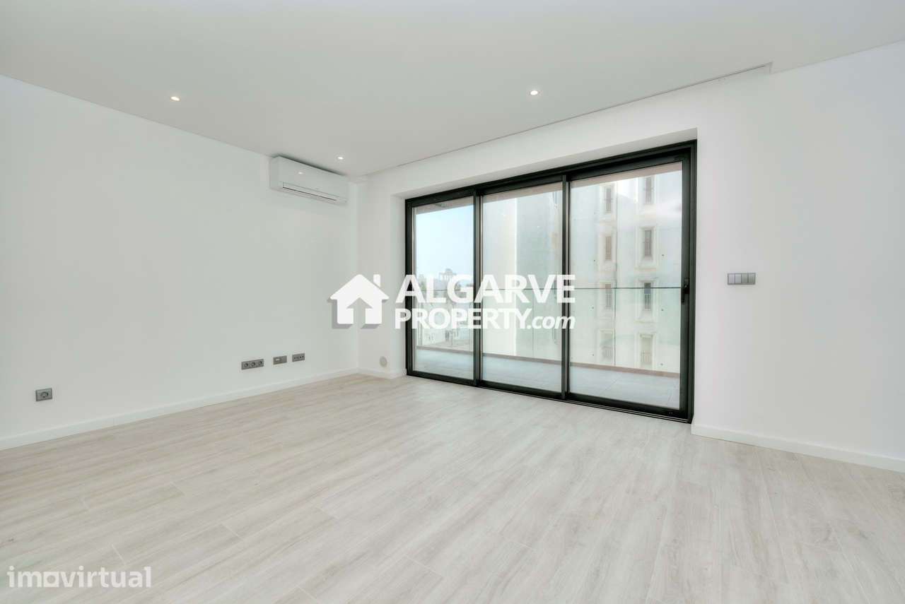 Moderno apartamento T2 com vista mar a 150 metros da Praia de Quarteir - Grande imagem: 2/25
