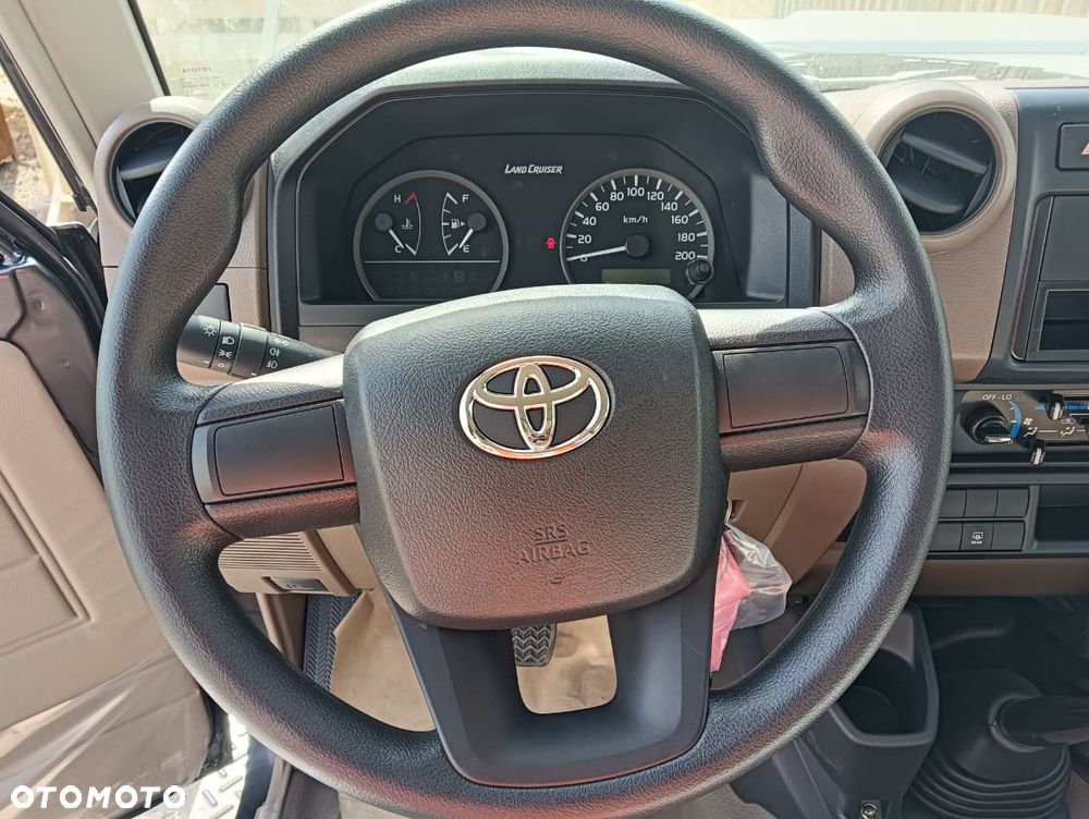 Toyota Land Cruiser - 33