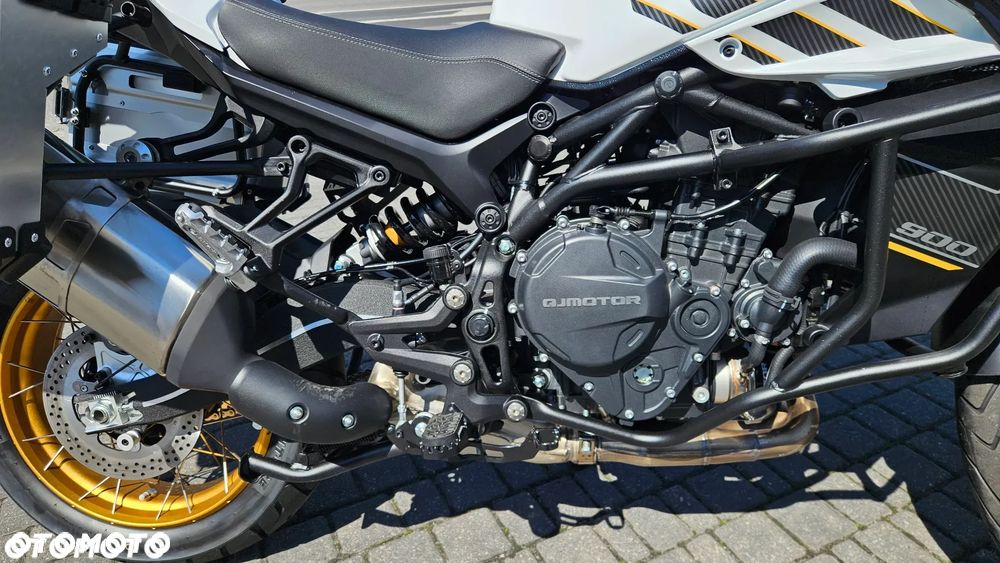 QJMOTOR SRT900SX - 6