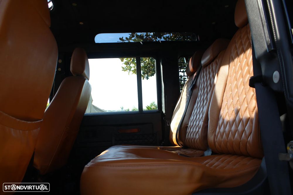 Land Rover Defender 110 Black Pearl Limited Edition - 38