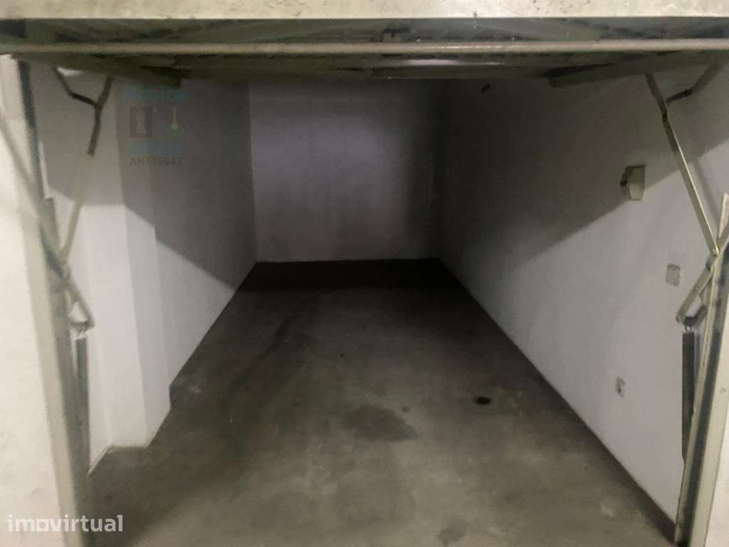 Arrenda-se Box / Garagem Fechada - Rua Eça de Queiroz, Entroncamento - Grande imagem: 4/12