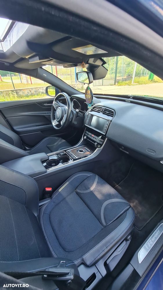 Jaguar XE 2.0 R-Sport - 23