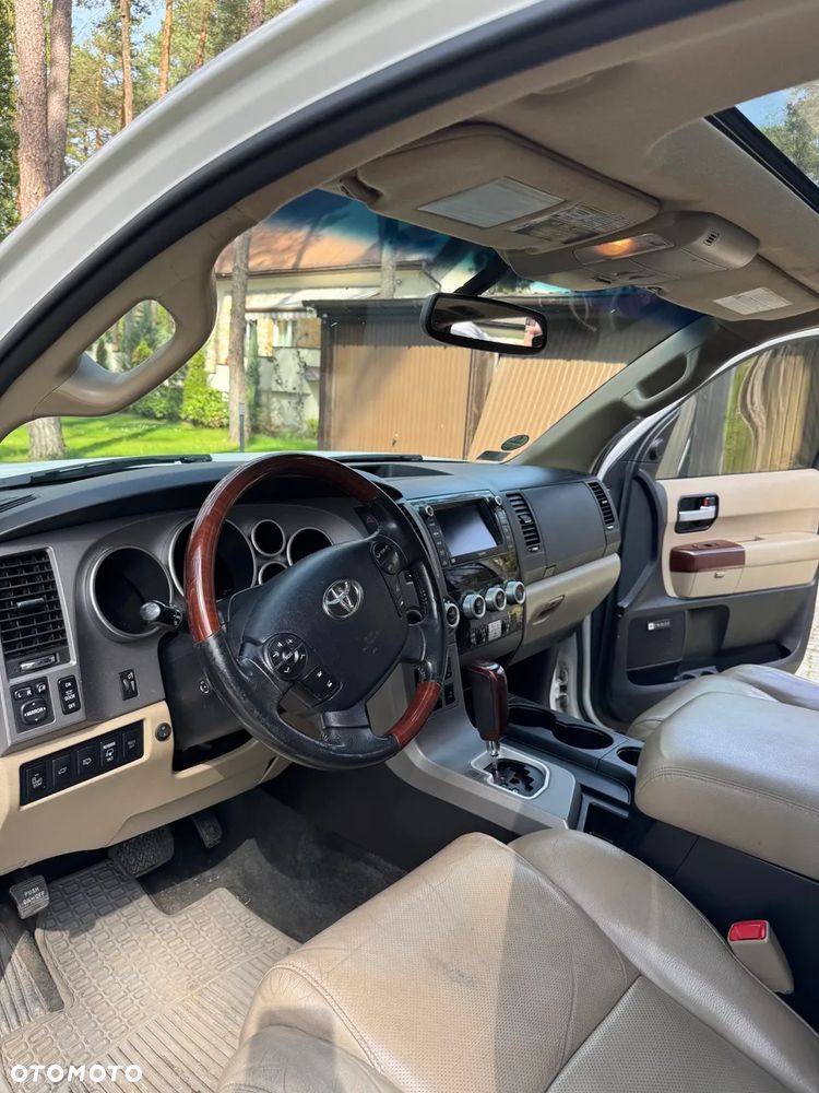 Toyota Sequoia - 9