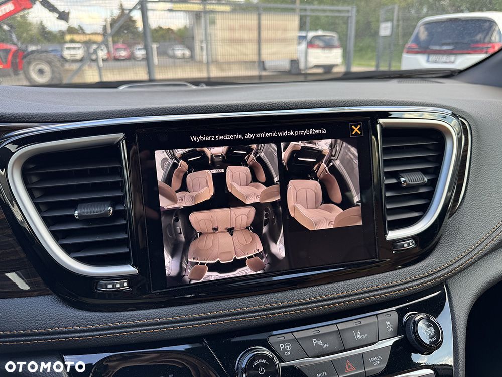 Chrysler Pacifica - 36