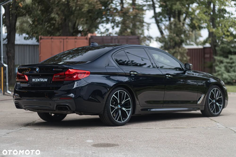 BMW Seria 5 M550i xDrive sport - 10