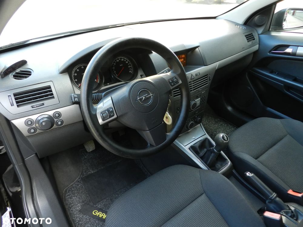 Opel Astra III GTC 1.4 Cosmo - 19