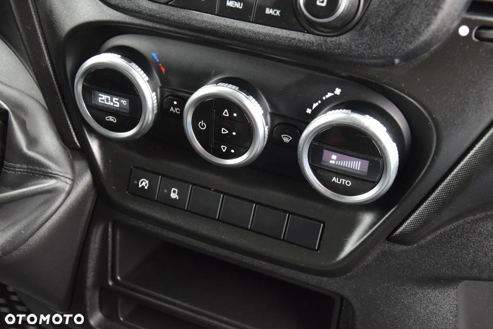 Iveco DAILY MAXI 35S16 / 2.3 - 160 KM / AUTOMAT HI-MATIC / NOWY MODEL / 3 OSOBY / DOSTAWCZE / BLASZAK / KLIMA / CZUJNIKI COFANIA / NISKI PRZEBIEG / 2022 / SERWISOWANY / Z NIEMIEC - 31