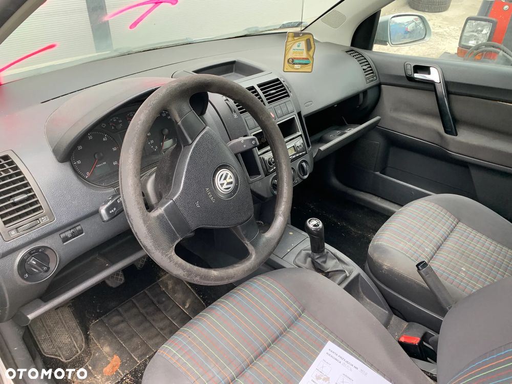 VOLKSWAGEN POLO 2008 *SAMOCHÓD NA CZĘŚCI* 4556 MASKA, LAMPA, DRZWI, LUSTERKO, ZDERZAK, GRILL, BŁOTNIK, KLAPA, BELKA, DESKA, FOTELE, KANAPA, ĆWIARTKA KIEROWNICA, TARCZE, ZACISKI, ZAWIESZENIE, KOMPLETNY PRZÓD, KOMPLETNY TYŁ, LICZNIK, ZEGARY, PRAWE LEWE PRZÓD TYŁ - 5