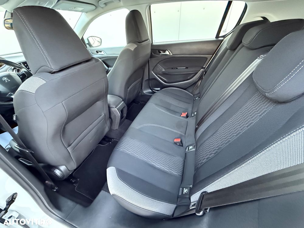 Peugeot 308 1.2 L PureTech Turbo Active - 8