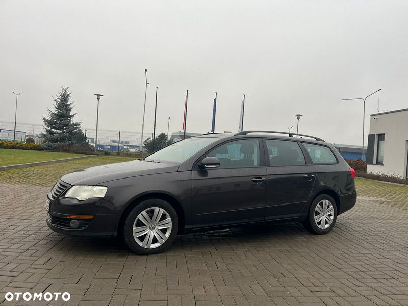 Volkswagen Passat - 1
