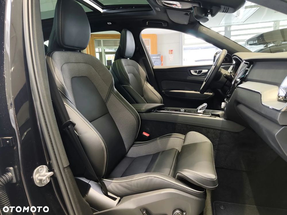 Volvo XC 60 T6 Plug-In Hybrid AWD Plus Black Edition - 19