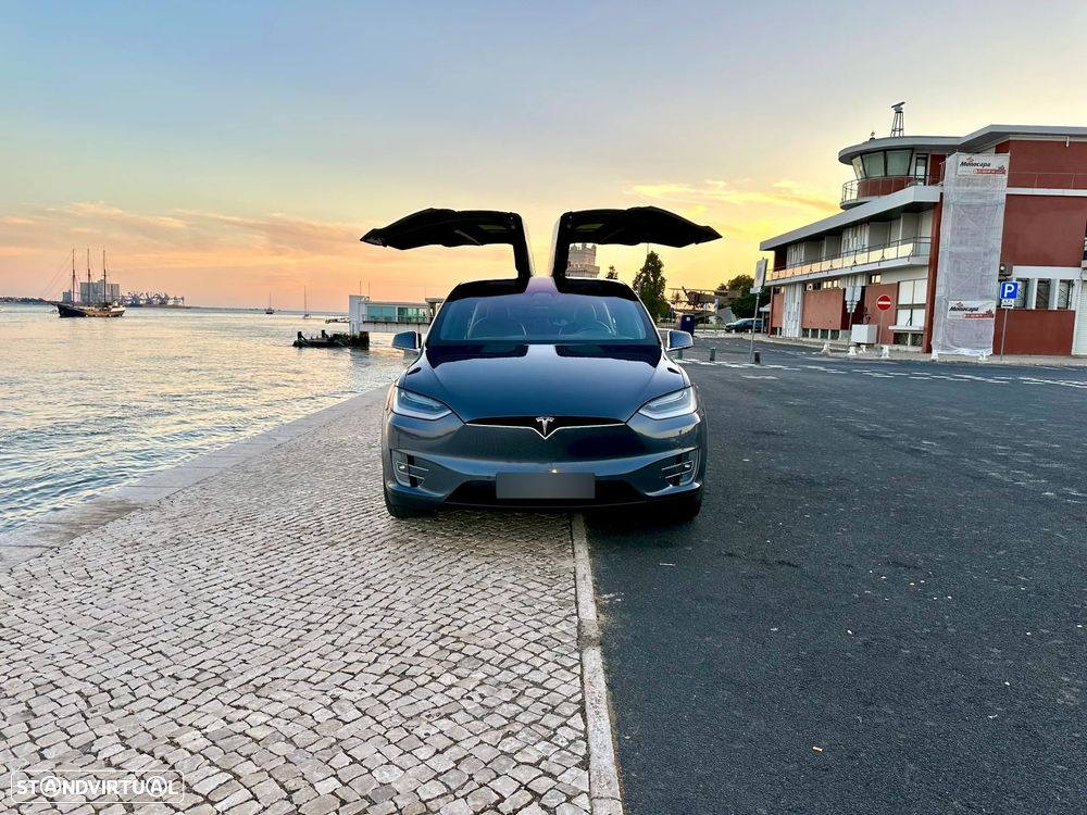 Tesla Model X - 12