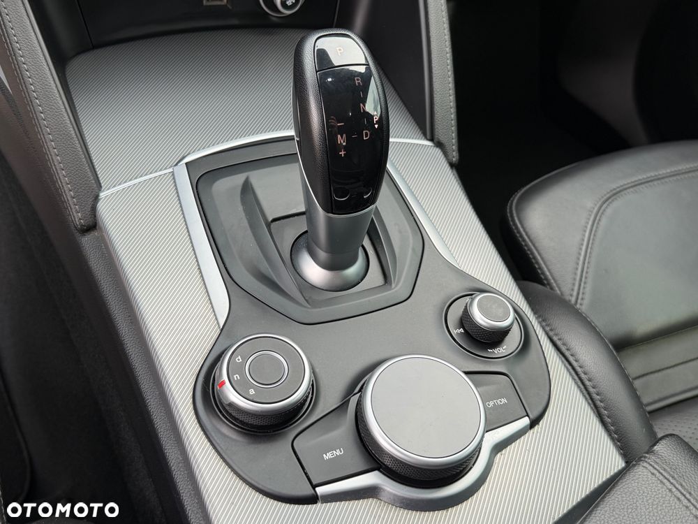 Alfa Romeo Stelvio 2.0 Turbo 16V AT8-Q4 Veloce - 23