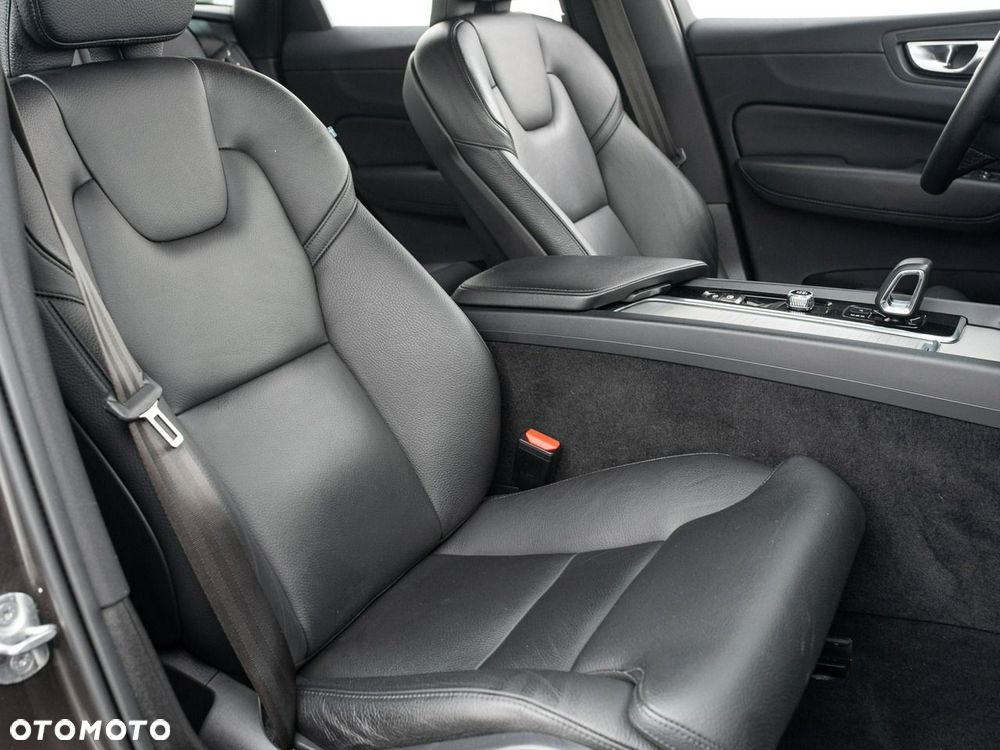 Volvo XC 60 B4 B Plus Dark - 32