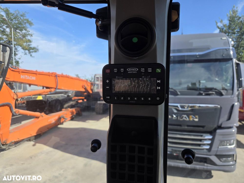 New Holland B110D NOU -nefolosit, FULL OPTION, Masa operatinoala 9,5 tone, motor 120CP euro6 cu Ad Blue, Certificat CE Atestat RAR, Cupa multifuncitonala 4x1, FURCI paleti, Brat excavare extensibil, anv MICHELIN, Aer cond, cutie POWERSHIFT, PROMOTIE 84900 EUR+T - 25
