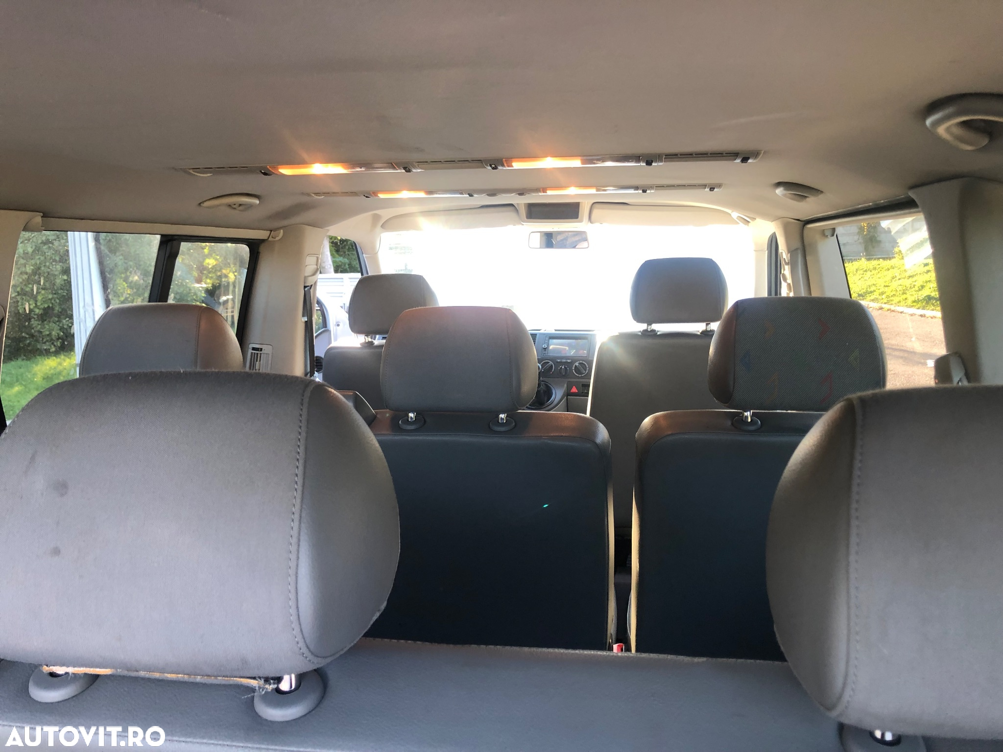 Volkswagen Caravelle - 9