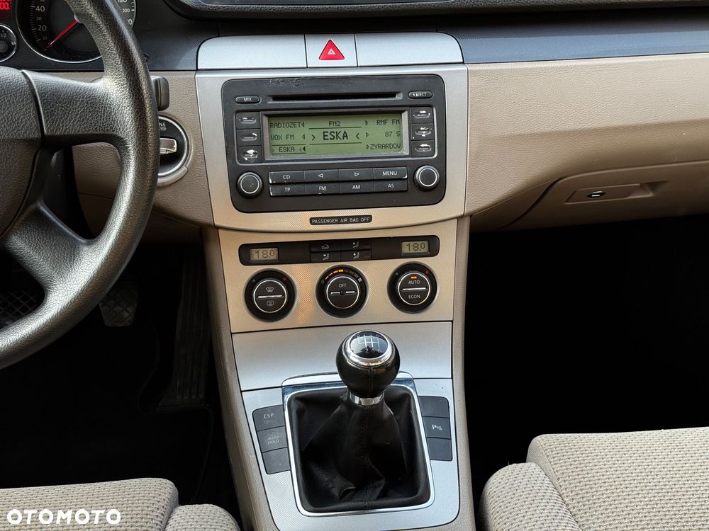 Volkswagen Passat 1.6 FSI Highline - 12
