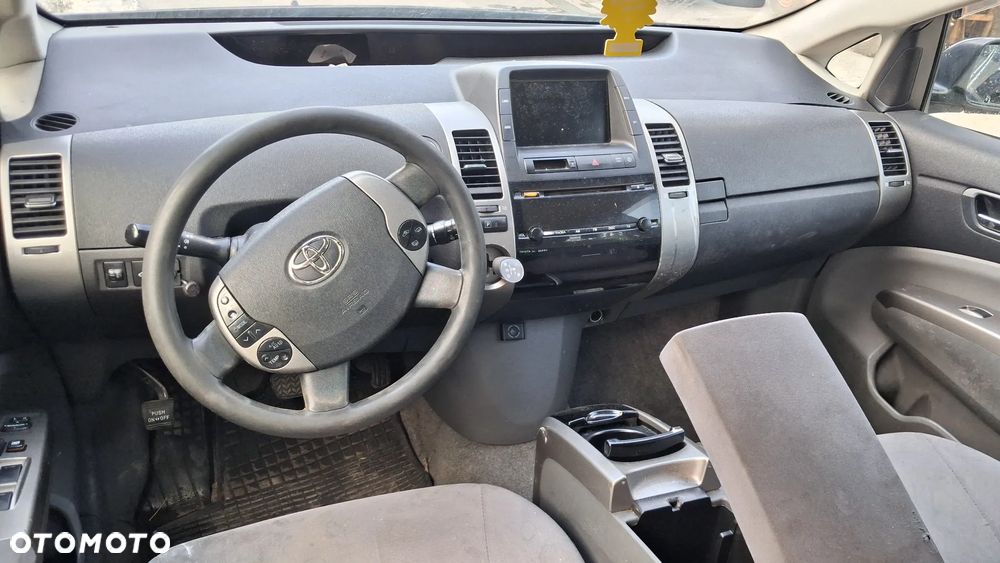 Na części Toyota Prius HYBRID silnik 1.5 112 KM 1NZ-FXE lakier 202 skrzynia automatyczna e-CVT falownik Bateria hybrydowa maska zderzak drzwi klapa szyba fotel kanapa lusterko lampa deska GWARANCJA !!! Przód Tył Zestaw Komplet Drzwi Klapa Zderzak Błotnik Maska Grill Atrapa Szyba Pas Lampa Lusterko Boczki Fotel Kanapa Kokpit Deska Rozdzielcza Przełącznik Włącznik Sterownik Przewody Wiązka Instalacja Moduł Komputer Czujnik Listwa Pompa Alternator Wtryski Głowica Rozrusznik Kompresor Sprzęgło Dwumas Silnik  Skrzynia ABS Klimatyzacji Paliwa Wspomagania Kolektor Przepustnica Zawór Chłodnica Koło Hak Belka Sanki Zawieszenie Mcpherson Półoś Amortyzator Wydech Tłumik Zacisk Most - 7