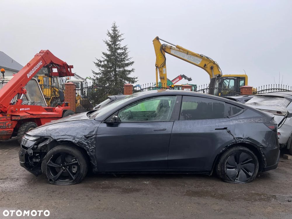 Tesla Y - 5
