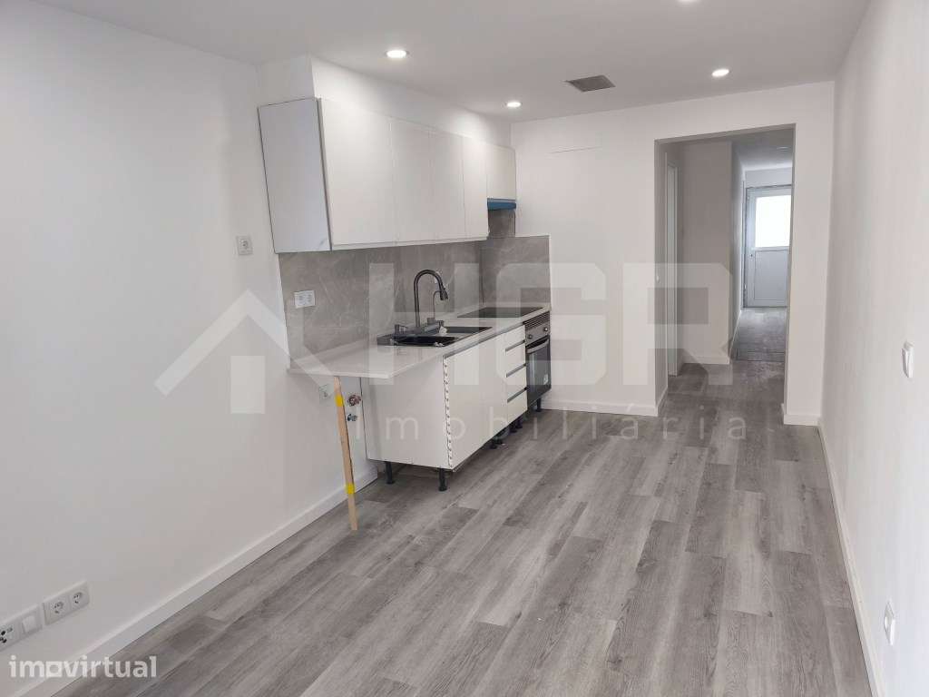 MORADIA T2 COM QUINTAL E GARAGEM | TOTALMENTE RENOVADA | 2 CASAS DE... - Grande imagem: 2/25