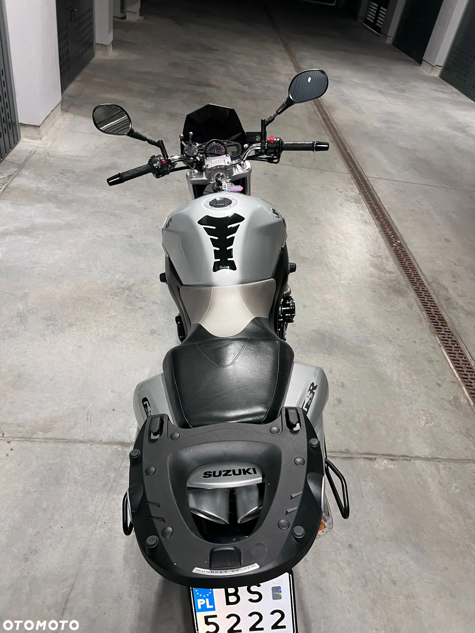 Suzuki GSR - 13