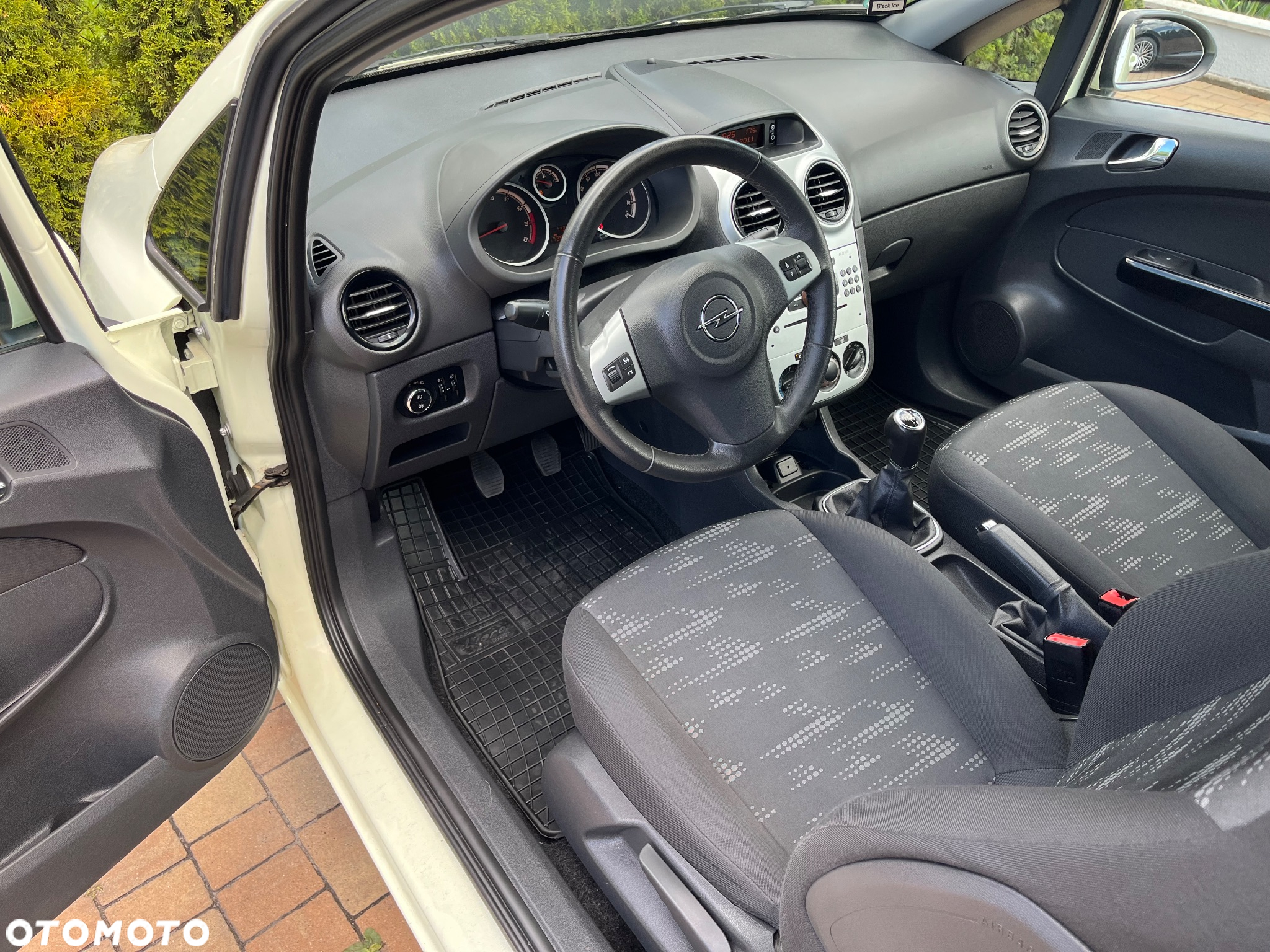 Opel Corsa 1.4 16V Color Edition - 16