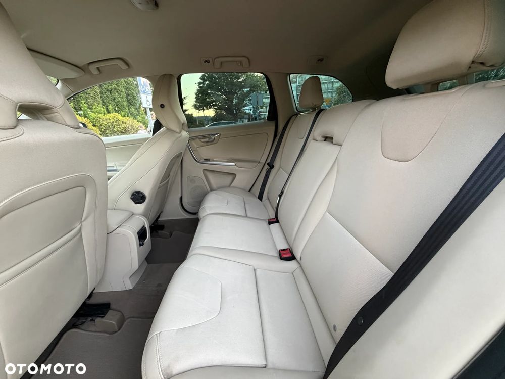 Volvo XC 60 D4 Momentum - 24