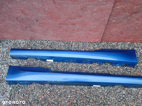 BMW E92 / E92 LCI / E93 / E93 LCI, ORYGINALNE NAKŁADNI NA PROGIM-PAKIET LEWA + PRAWA, W KOL. LE MANS BLAU METALIC 381. O NR: 7 173 919 / 7 173 920 / 8 041 198 / 8 041 197 OEM. W BARDZO DOBRYM STANIE.