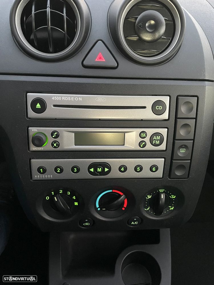 Ford Fiesta 1.25 Ghia - 24