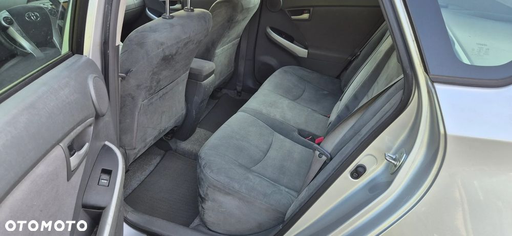 Toyota Prius (Hybrid) Life - 17
