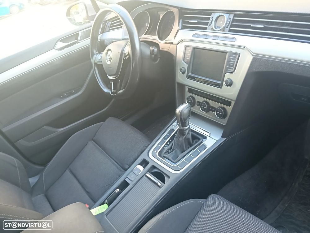 VW Passat Variant 1.6 TDI Highline DSG - 23