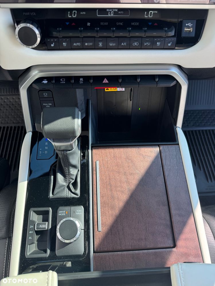 Toyota Sequoia - 15
