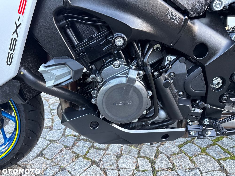 Suzuki GSX - 23