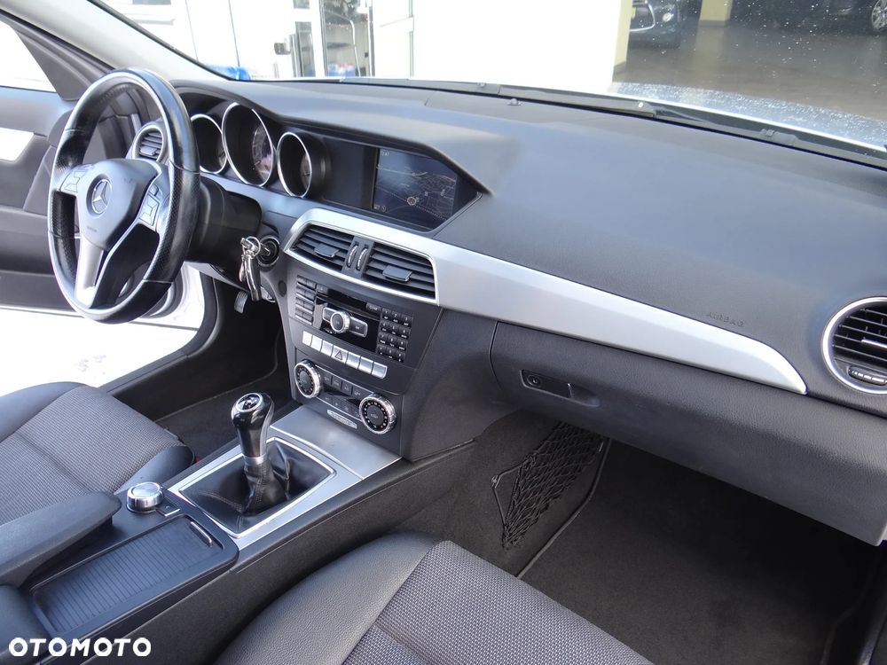 Mercedes-Benz Klasa C 180 CGI BlueEff Avantgarde - 26