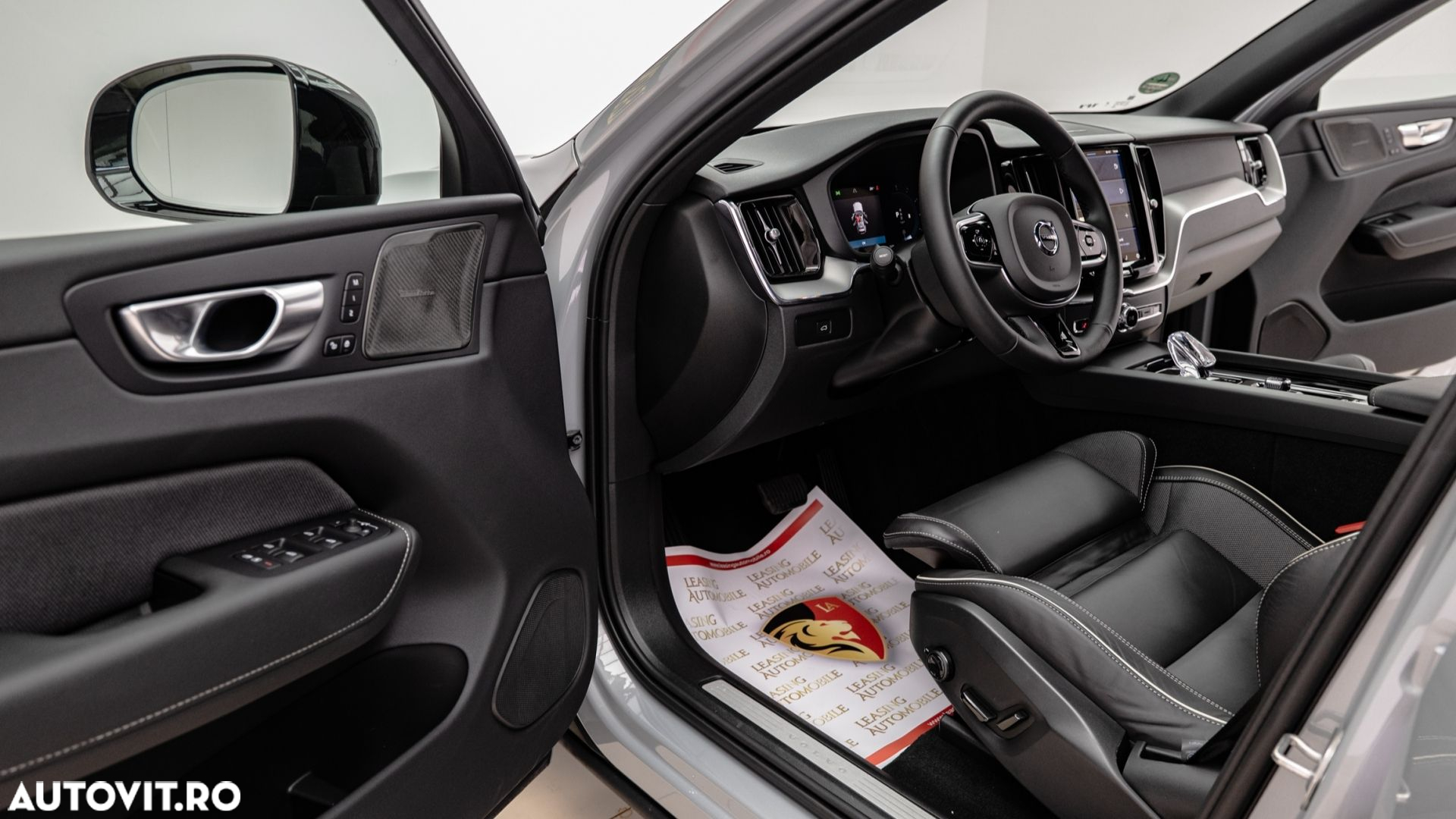 Volvo XC 60 B4 MHEV AT AWD Plus Dark - 11