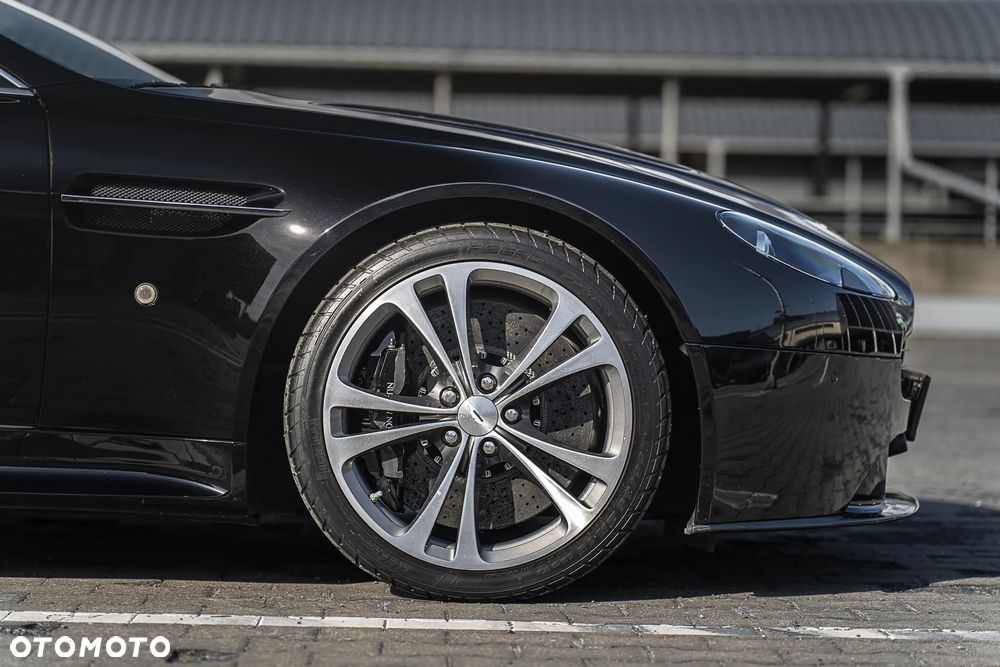 Aston Martin V12 Vantage Carbon Black - 6