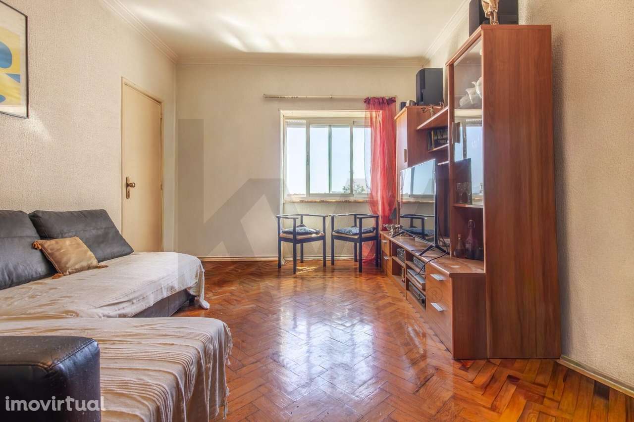 T1 com Terraço  e Sótão | Centro de Almada – Luz Natural e Potencial Ú - Grande imagem: 2/24