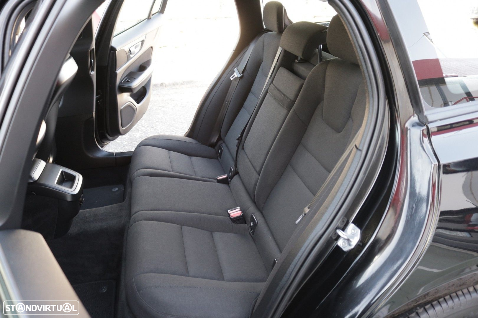 Volvo V60 2.0 D3 Momentum Core - 27