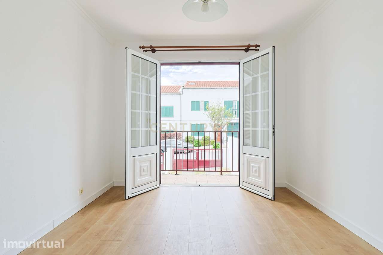 Moradia T2+2 com garagem, jardim e logradouro – Centro de Ponta Delgad - Grande imagem: 3/52